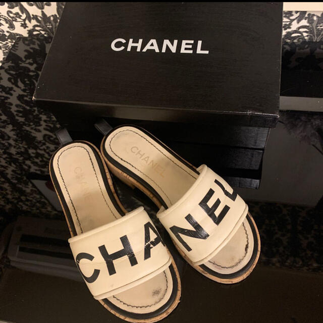 CHANELロゴホワイトサンダルウッド35