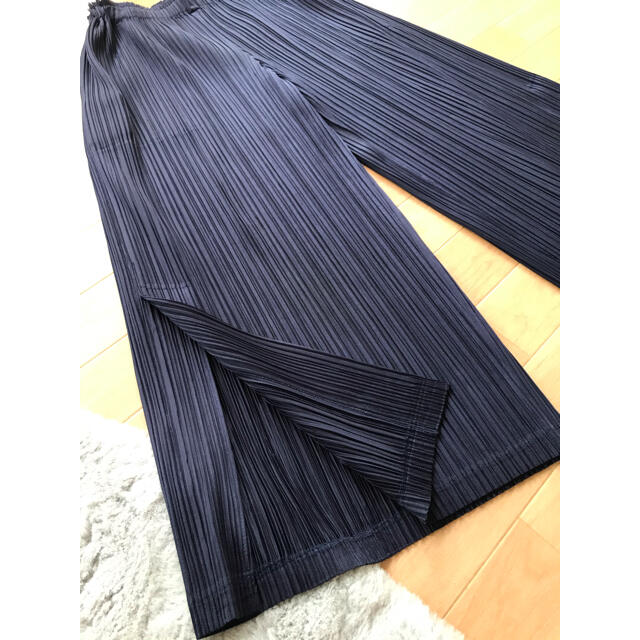 PLEATS PLEASE ISSEY MIYAKE(プリーツプリーズイッセイミヤケ)の2020 ９月発売　thicker bottoms 濃紺ワイドパンツ レディースのパンツ(カジュアルパンツ)の商品写真