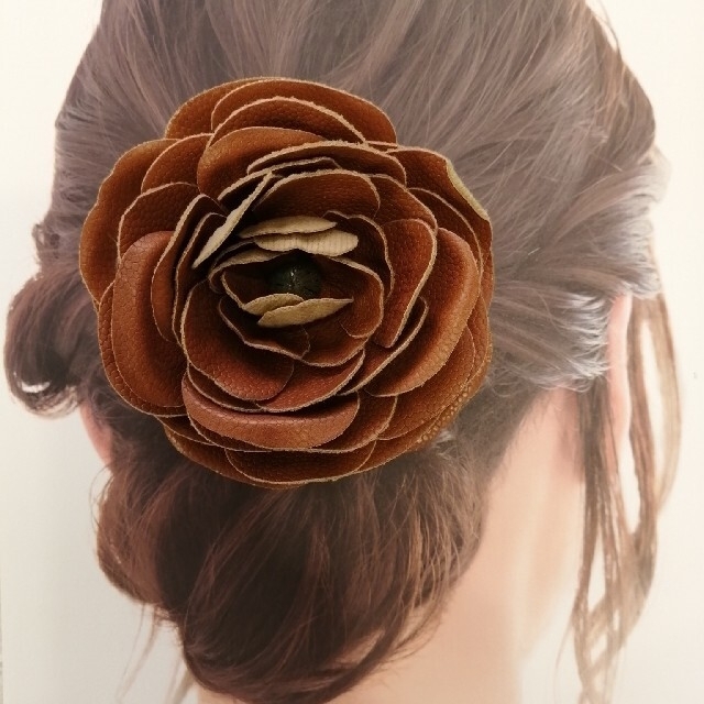 夏につけたい！ラナンキュラスのブローチ コサージュ 髪飾り レディースのアクセサリー(ブローチ/コサージュ)の商品写真