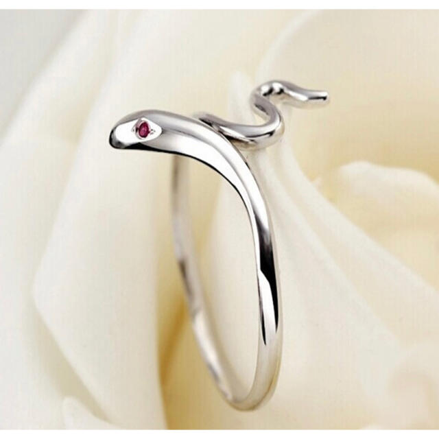 赤い瞳　スネークリング ヘビ シルバー フリーサイズ  韓国　人気　プレゼント メンズのアクセサリー(リング(指輪))の商品写真