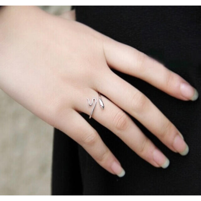 赤い瞳　スネークリング ヘビ シルバー フリーサイズ  韓国　人気　プレゼント メンズのアクセサリー(リング(指輪))の商品写真
