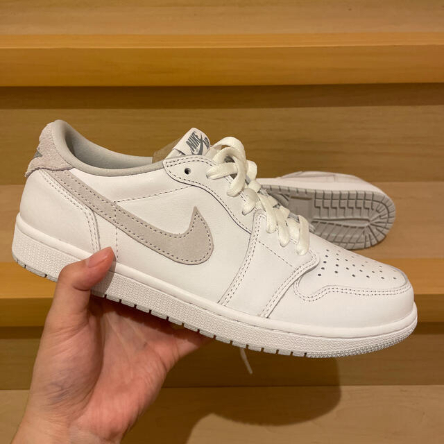 NIKE(ナイキ)のNIKE AIR JORDAN 1 LOW OG "NEUTRAL GREY" メンズの靴/シューズ(スニーカー)の商品写真