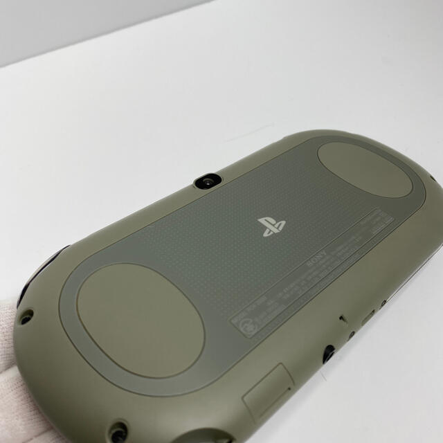 PlayStation Vita(プレイステーションヴィータ)のSONY psvita 本体 PCH-2000 ZA16 カーキブラック エンタメ/ホビーのゲームソフト/ゲーム機本体(携帯用ゲーム機本体)の商品写真