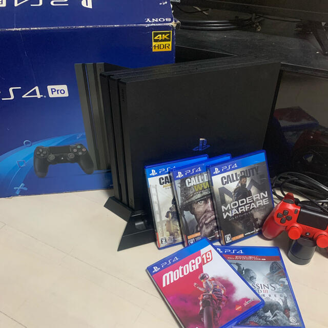 SONY(ソニー)のPS4 Pro 1TB CUH-7100B ソフト5種付き エンタメ/ホビーのゲームソフト/ゲーム機本体(家庭用ゲーム機本体)の商品写真