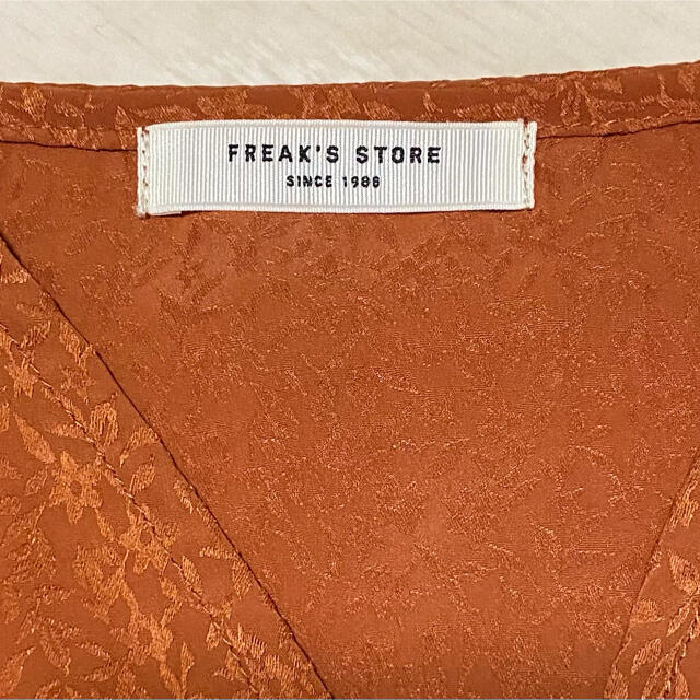 FREAK'S STORE(フリークスストア)のFREAK’S STORE フリークスストア　ブラウス　カシュクール　小花柄 レディースのトップス(シャツ/ブラウス(長袖/七分))の商品写真