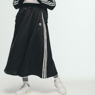 アディダス(adidas)のアディダス　ロングサテンスカート ブラック(ロングスカート)