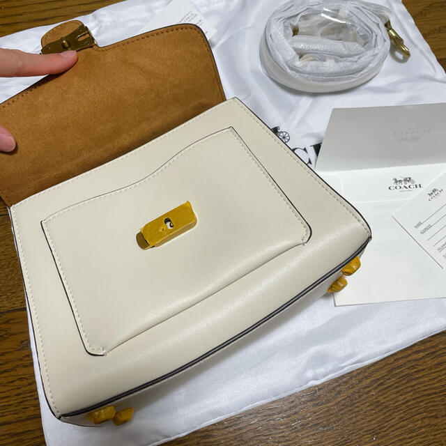 COACH(コーチ)の新品 COACH タビー トップ ハンドル ブラス チョーク レディースのバッグ(ショルダーバッグ)の商品写真