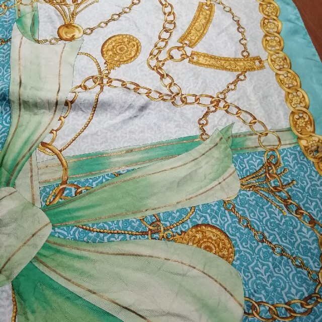 グリーン リボン柄 スカーフ 85正方形 レディースのファッション小物(バンダナ/スカーフ)の商品写真