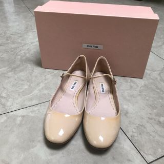 ミュウミュウ(miumiu)のmiumiu エナメル　ワンストラップ　ローヒール(バレエシューズ)