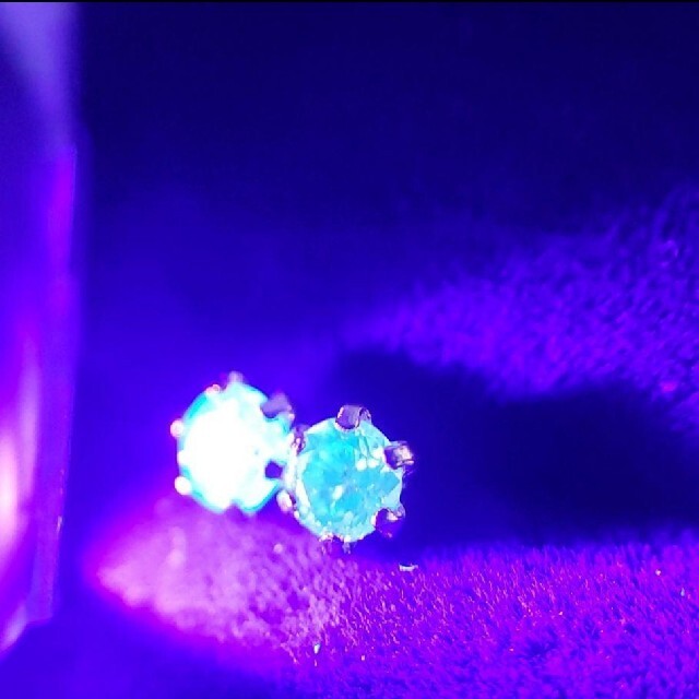ギラギラ天然ダイヤモンド K18 0.20ct ブルー蛍光