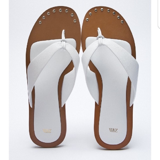 ZARA(ザラ)のZARA 　(36　白)　スタッズ　フラットレザー　 レザーフラットサンダル レディースの靴/シューズ(サンダル)の商品写真