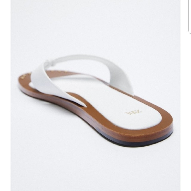 ZARA(ザラ)のZARA 　(36　白)　スタッズ　フラットレザー　 レザーフラットサンダル レディースの靴/シューズ(サンダル)の商品写真