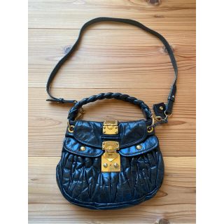 ミュウミュウ(miumiu)のmiumiu ショルダーバッグ　（ハンドバッグ）(ショルダーバッグ)