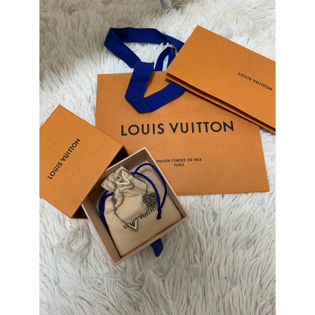 Louis Vuitton エッセンシャルV (シルバー)