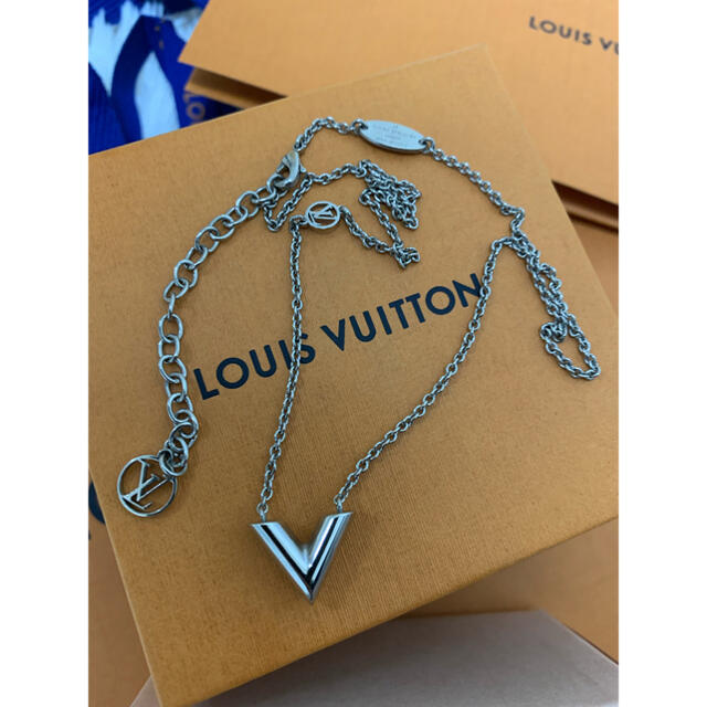 Louis Vuitton エッセンシャルV (シルバー)