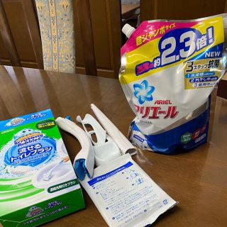 ジョンソン(Johnson's)のスクラビングバブル流せるトイレブラシと洗濯洗剤アリエール(日用品/生活雑貨)