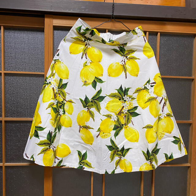 レモン柄の膝丈スカート レディースのスカート(ひざ丈スカート)の商品写真