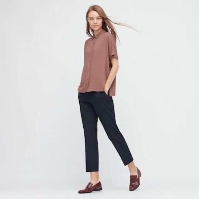 UNIQLO(ユニクロ)の今期ユニクロ レーヨンブラウス（半袖）ブラウンM レディースのトップス(シャツ/ブラウス(半袖/袖なし))の商品写真