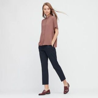 ユニクロ(UNIQLO)の今期ユニクロ レーヨンブラウス（半袖）ブラウンM(シャツ/ブラウス(半袖/袖なし))