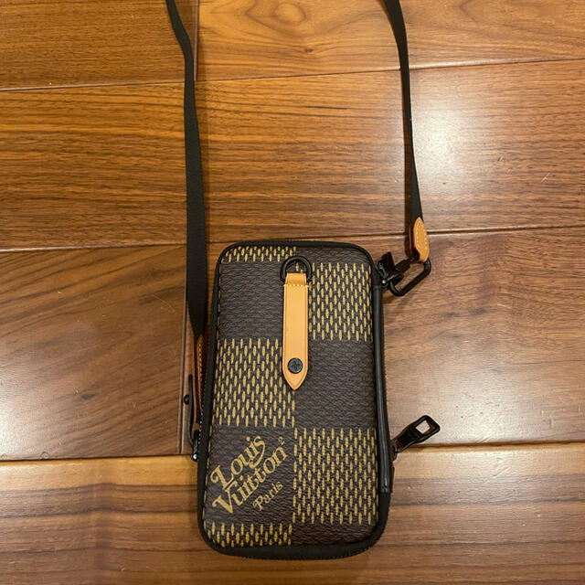 LOUIS VUITTON(ルイヴィトン)の週末割　美品　ルイヴィトン　NIGOダブルフォンポーチ メンズのバッグ(ボディーバッグ)の商品写真