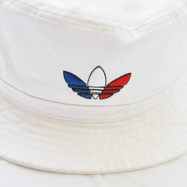 adidas(アディダス)のADIDAS/TRICOLORE TREFOIL LOGO BUCKET HAT メンズの帽子(ハット)の商品写真