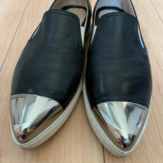 miumiu(ミュウミュウ)のレザーローファー miumiu ブラック 38 24㎝ レディースの靴/シューズ(ローファー/革靴)の商品写真