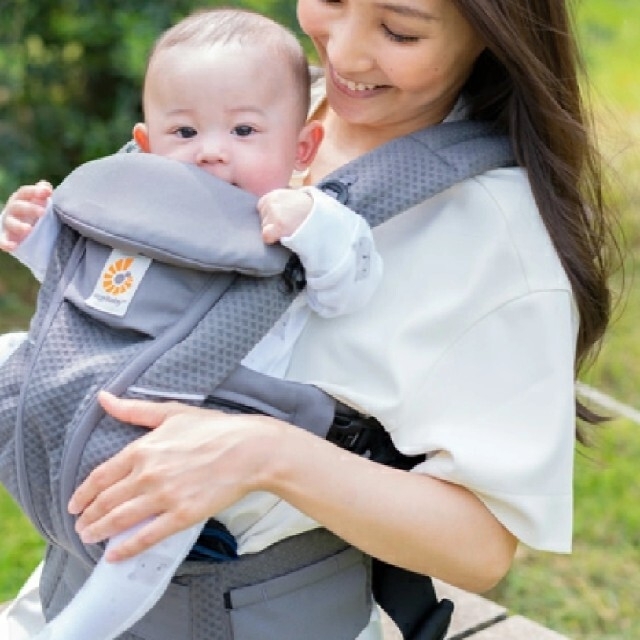 Ergobaby(エルゴベビー)のエルゴ　ベビー　オムニブリーズ　抱っこひも　スリング　グレー キッズ/ベビー/マタニティの外出/移動用品(抱っこひも/おんぶひも)の商品写真