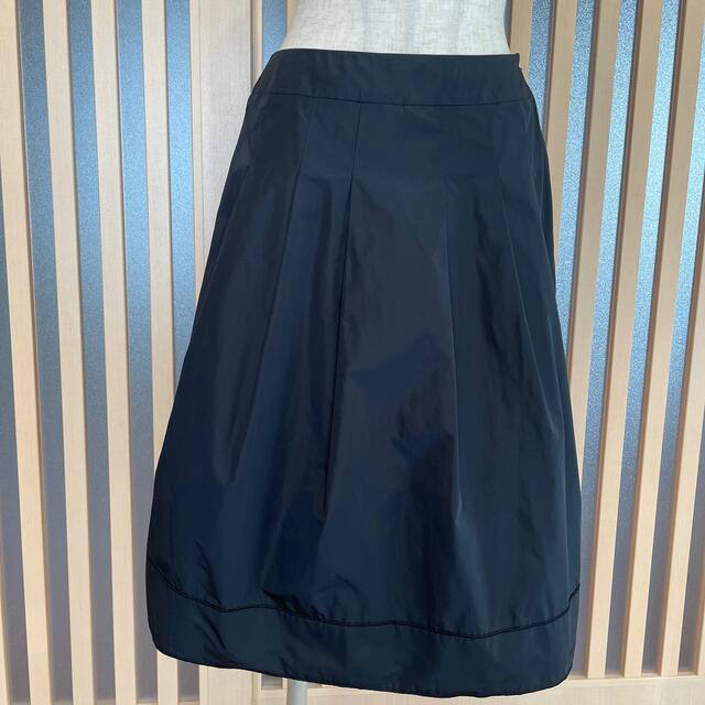 自由区(ジユウク)の自由区　黒　タフタ　スカート　 レディースのスカート(ひざ丈スカート)の商品写真