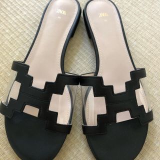 ザラ(ZARA)のZARA 36 フラット　ビニールサンダル　ブラック(サンダル)