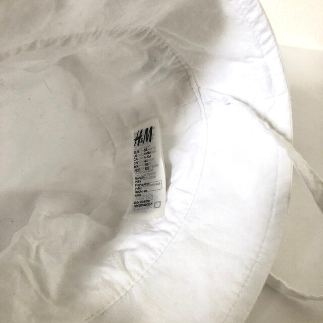 H&H(エイチアンドエイチ)の【H&M】ベビー帽子 ホワイト 44㎝ 4〜6ヶ月 顎紐付き おでかけ 赤ちゃん キッズ/ベビー/マタニティのこども用ファッション小物(帽子)の商品写真