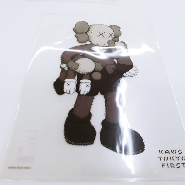 MEDICOM TOY(メディコムトイ)の新品　KAWS TOKYO FIRST クリアファイル  8枚　カウズsacai エンタメ/ホビーのフィギュア(その他)の商品写真