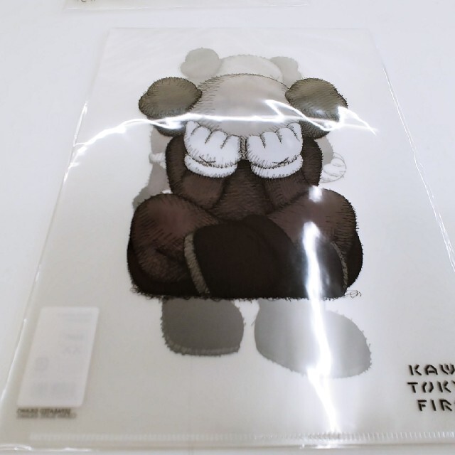 MEDICOM TOY(メディコムトイ)の新品　KAWS TOKYO FIRST クリアファイル  8枚　カウズsacai エンタメ/ホビーのフィギュア(その他)の商品写真