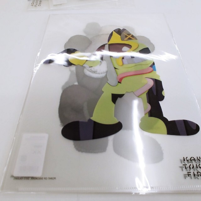 MEDICOM TOY(メディコムトイ)の新品　KAWS TOKYO FIRST クリアファイル  8枚　カウズsacai エンタメ/ホビーのフィギュア(その他)の商品写真