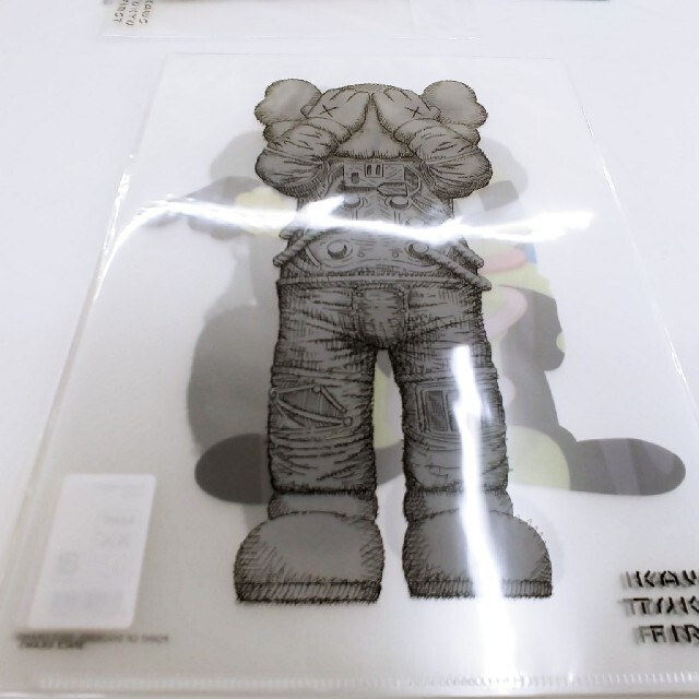 MEDICOM TOY(メディコムトイ)の新品　KAWS TOKYO FIRST クリアファイル  8枚　カウズsacai エンタメ/ホビーのフィギュア(その他)の商品写真