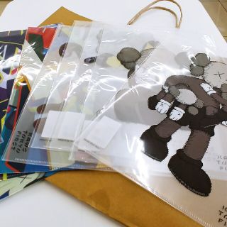 メディコムトイ(MEDICOM TOY)の新品　KAWS TOKYO FIRST クリアファイル  8枚　カウズsacai(その他)