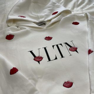 ヴァレンティノ(VALENTINO)のVALENTINOリッププルオーバーパーカー(パーカー)