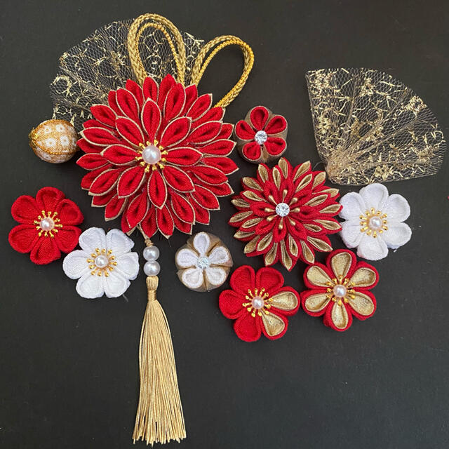 つまみ細工 髪飾り キラキラ 赤×金 (お花) 14点セットの通販 by みーちゃん's shop |ラクマ つまみ細工 髪飾り キラキラ 赤×金 (お花) 14点セットの通販 by みーちゃん's shop |ラクマ