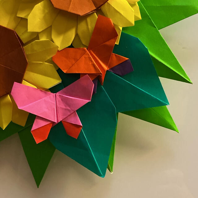 試作品 折り紙で折ったひまわりと蝶々の玄関飾りの通販 By ララファン ラクマ