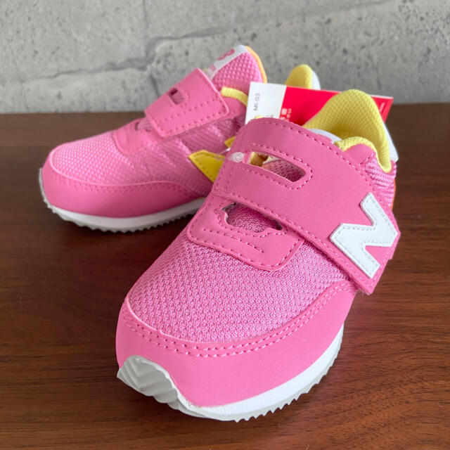 New Balance(ニューバランス)の【新品】15.5センチ ピンク×イエロー　ニューバランス　スニーカー キッズ/ベビー/マタニティのキッズ靴/シューズ(15cm~)(スニーカー)の商品写真