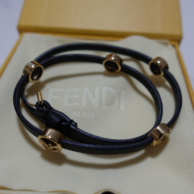 FENDI(フェンディ)のFENDI　ブレスレット　チョーカー　新品　正規品　黒　シンプル レディースのアクセサリー(ブレスレット/バングル)の商品写真