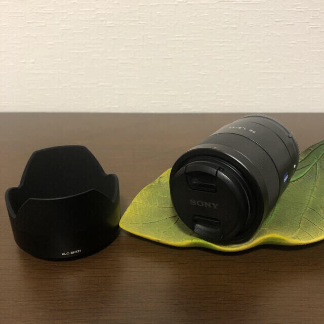 SONY(ソニー)のSONY FE 55mm F1.8 ZA SEL55f18Z レンズフード付 スマホ/家電/カメラのカメラ(レンズ(単焦点))の商品写真