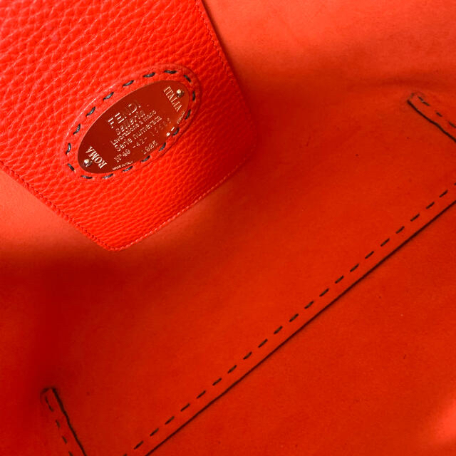 FENDI(フェンディ)のFENDI カルラ　セレリアトート　グレー レディースのバッグ(トートバッグ)の商品写真
