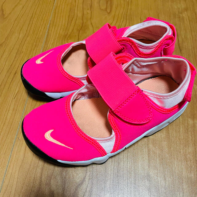 NIKE(ナイキ)のNIKE エアリフト　蛍光ピンク キッズ/ベビー/マタニティのキッズ靴/シューズ(15cm~)(スニーカー)の商品写真