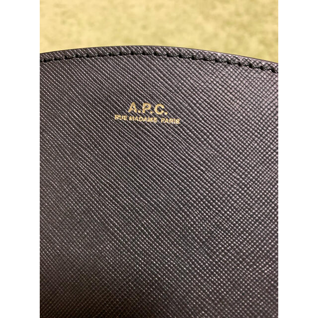 A.P.C(アーペーセー)のAPC ハーフムーン　エンボス加工 レディースのバッグ(ショルダーバッグ)の商品写真