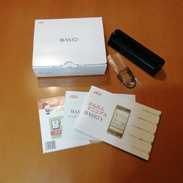 au(エーユー)のau Android 京セラ KYV43 BASIO3 レッド スマホ/家電/カメラのスマートフォン/携帯電話(スマートフォン本体)の商品写真