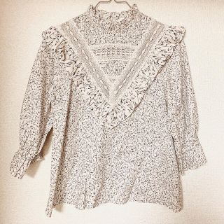 ザラ(ZARA)の花柄 ハイネックブラウス(シャツ/ブラウス(半袖/袖なし))