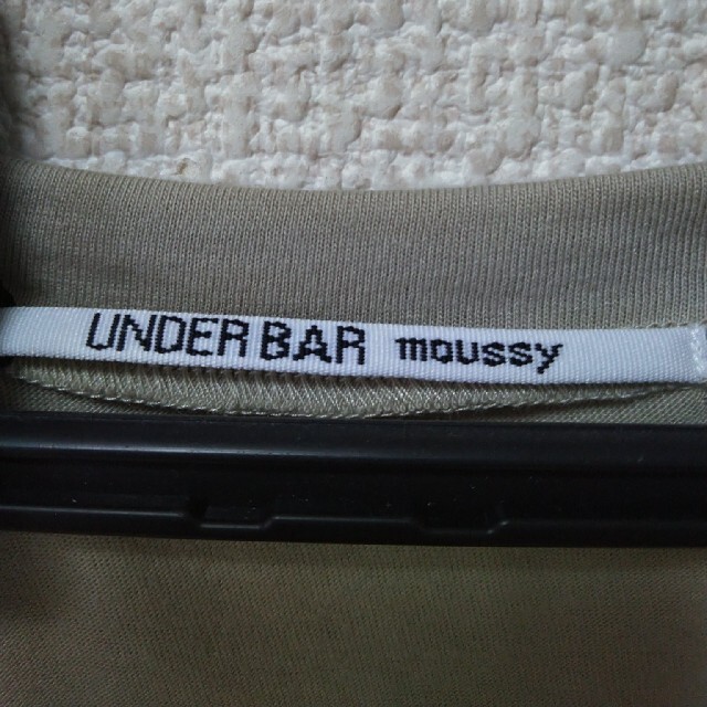 moussy(マウジー)のUNDER BAR moussy　未使用Tシャツ　薄い若草色 レディースのトップス(Tシャツ(半袖/袖なし))の商品写真