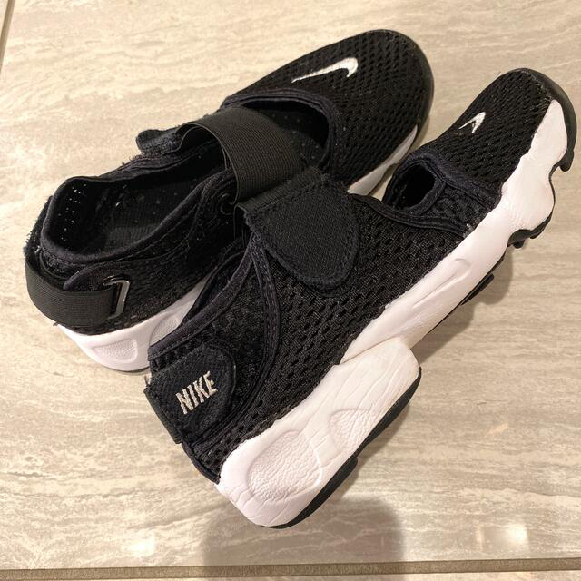 NIKE(ナイキ)のNIKEエアリフト22㎝ キッズ/ベビー/マタニティのキッズ靴/シューズ(15cm~)(サンダル)の商品写真