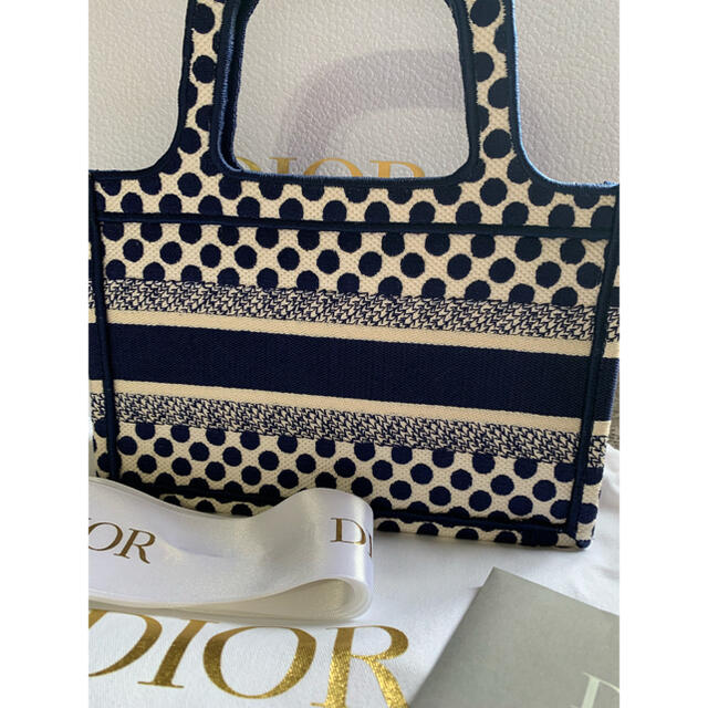 Dior(ディオール)のDIOR ブックトートミニ　限定　ドット新品未使用 レディースのバッグ(トートバッグ)の商品写真