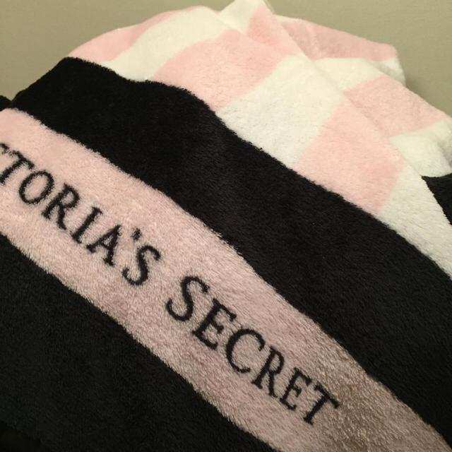 Victoria's Secret(ヴィクトリアズシークレット)の非売品  Victoria's Secret ブランケット 毛布 レディースのルームウェア/パジャマ(ルームウェア)の商品写真